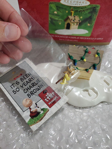 2000 Hallmark Keepsake Ornament Woodstock On Doghouse Snoopy Christmas - New